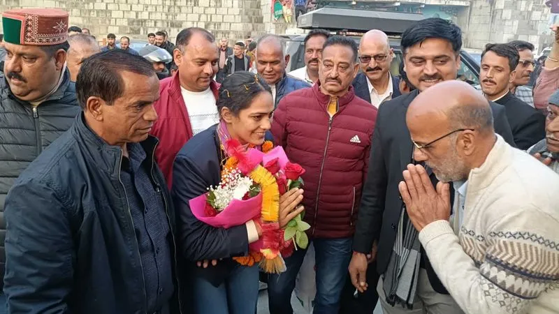 Bhawna Thakur kabaddi player being honored at Mandi reception after Women's World Cup 2025 victory with garlands and traditional welcome