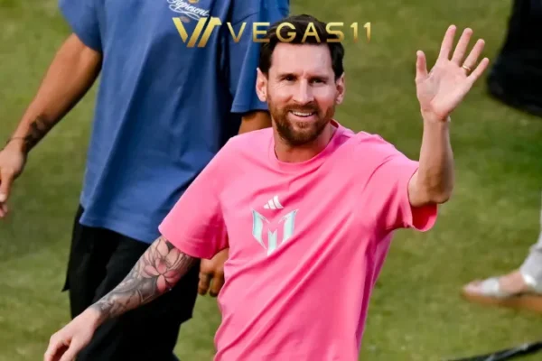 Lionel Messi GOAT India Tour 2025 ends Delhi Arun Jaitley Stadium fans cheering Argentine football legend