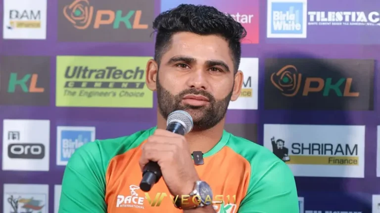 Pardeep Narwal kabaddi player performing dubki raid in PKL match