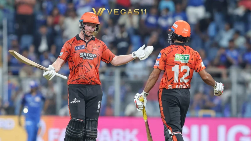 SRH vs MI IPL 2026 Heinrich Klaasen and Travis Head batting at Wankhede Stadium